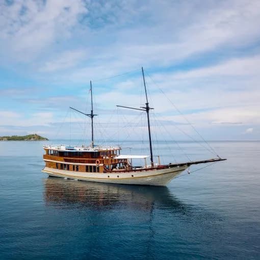 Luxury 01 liveaboard boat
