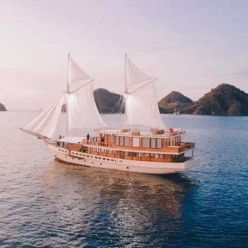 Luxury 05 liveaboard boat