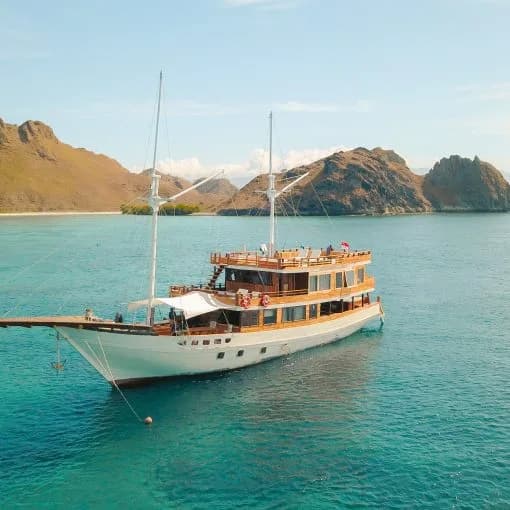 Luxury 08 liveaboard boat