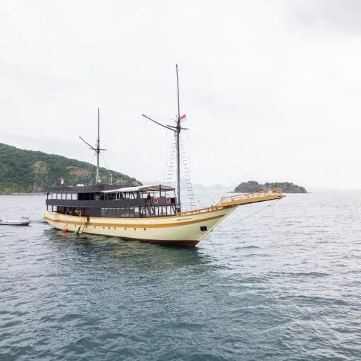 Luxury 11 liveaboard boat